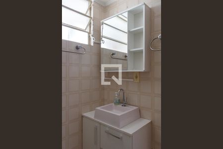 Banheiro de apartamento à venda com 1 quarto, 100m² em Cristal, Porto Alegre