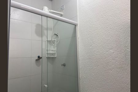 Banheiro de kitnet/studio para alugar com 1 quarto, 10m² em Rio Pequeno, São Paulo