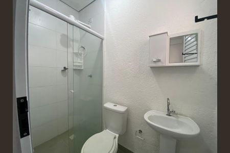 Banheiro de kitnet/studio para alugar com 1 quarto, 10m² em Rio Pequeno, São Paulo
