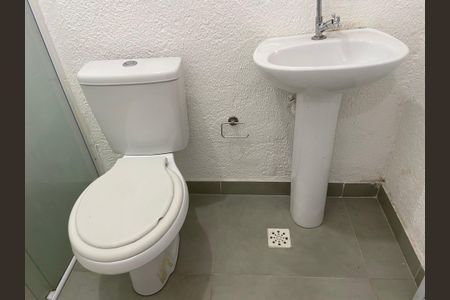 Banheiro de kitnet/studio para alugar com 1 quarto, 10m² em Rio Pequeno, São Paulo