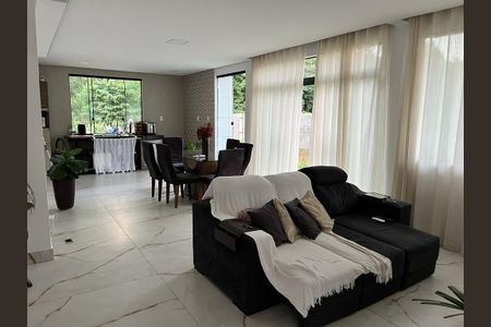 3_photo/00a6988295.ab41e4e09fc2bc48-ATLAS-f196a11b-89e5-4dcf-94f1-8ed6b4f059de.jpg de casa à venda com 3 quartos, 229m² em Residencial Europa, Nova Lima