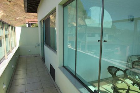 7_photo/00a69f345b.98a2f1197ddc2320-ATLAS-dd38535d-2ed2-448a-89a5-2c393a8d549f.jpg de casa à venda com 3 quartos, 300m² em Cariocas, Nova Lima