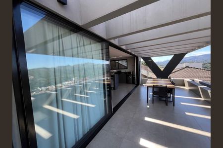 12_photo/00a69f3a03.ceff8192393c33de-ATLAS-cd64887f-b516-460a-b280-76fcb24d0989.jpg de casa à venda com 3 quartos, 280m² em Quintas, Nova Lima