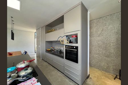 4_photo/00a6bd3087.04be1daa54130fc4-ATLAS-3a2ce445-3d7a-4552-82f8-3d44f6d55537.jpg de casa à venda com 3 quartos, 350m² em Vila d'El Rey, Nova Lima