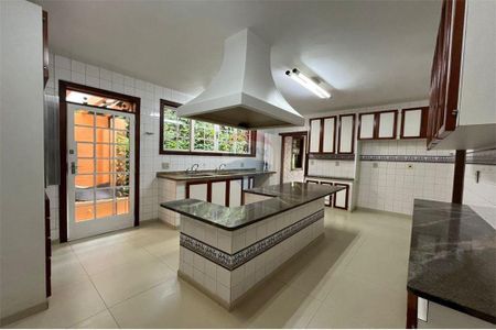 6_photo/00a6bd35c9.f7b46fd9919be053-ATLAS-1b9236d5-fc99-456e-93fc-5176ce05d922.jpg de casa de condomínio à venda com 4 quartos, 945m² em Vila d'El Rey, Nova Lima