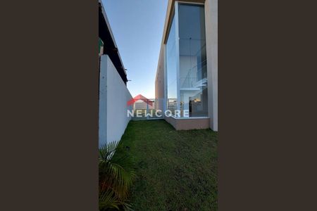 7_photo/071610a155.4cea1a0b3f6bbd2f-ATLAS-1fbadfe7-b2e6-46c7-b7ee-3f5d213d761c.jpg de casa de condomínio à venda com 4 quartos, 266m² em Vale dos Lagos, Salvador