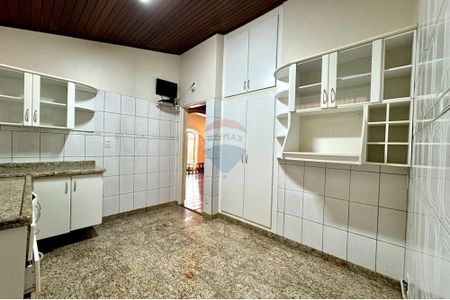 48_photo/94b9bf565b.07fdfab894ea54a7-ATLAS-1ea540d5-932f-4266-bff1-527e60dc6c8a.jpg de casa à venda com 4 quartos, 220m² em Parque Industrial Lagoinha, Ribeirão Preto