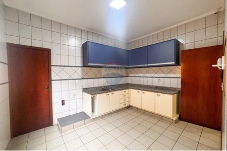 2_photo/94b9bf57f5.1e9d1ba85beb8478-ATLAS-2e28bff7-2420-4d48-b4ba-bc3e5cc2f821.jpg de casa para alugar com 4 quartos, 207m² em Parque Industrial Lagoinha, Ribeirão Preto