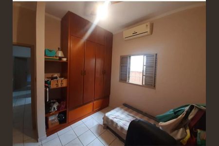 10_photo/94b9c08b6b.bf1bfafdbf9111e3-ATLAS-dfed37c3-4c3a-43ab-abbb-04d2a5bb6b36.jpg de casa à venda com 4 quartos, 160m² em Jardim Ouro Branco, Ribeirão Preto