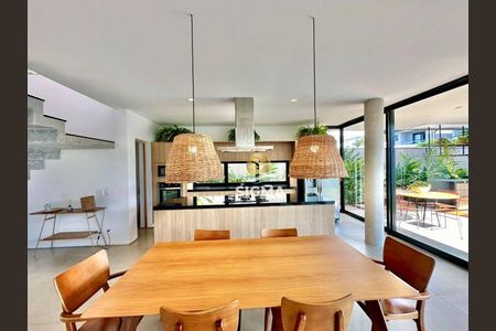 8_photo/94cdfffb53.7f4e12756aa2cce7-ATLAS-f9d12e07-d7d8-4ab7-bfb5-b596c67d7073.jpg de casa de condomínio à venda com 5 quartos, 335m² em Jardim Acapulco, Guarujá