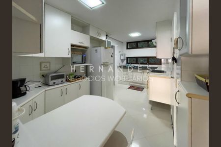 26_photo/94ce000177.2762cc4664d60a13-ATLAS-5aa02052-dc9d-4119-a7c5-96e2d5e3f4c9.jpg de apartamento à venda com 4 quartos, 177m² em Jardim Virginia, Guarujá