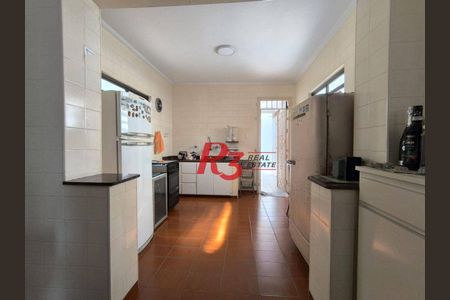 6_photo/94ce024e1f.131c711fc740dfc3-ATLAS-b87e5970-27a9-4b86-bc68-4dc3fddefead.jpg de casa à venda com 3 quartos, 210m² em Embaré, Santos