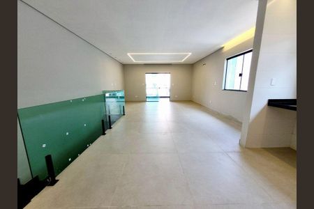 5_photo/94ce035cab.c696d6dfecea6f1c-ATLAS-498fd390-2f22-48e2-82b9-fa7f0e2d6f57.jpg de casa à venda com 3 quartos, 140m² em Marapé, Santos