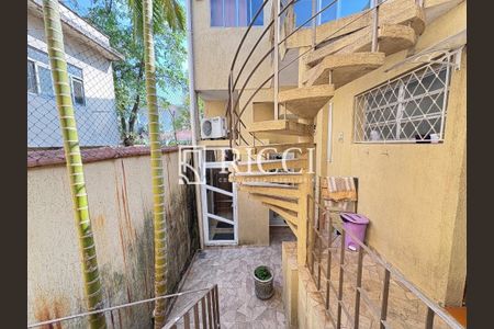 2_photo/94ce039e37.6fa24c30896ad7dc-ATLAS-d293dcbb-ca43-4d6c-84a2-b45b19f04dd7.jpg de casa à venda com 3 quartos, 332m² em Vila Matias, Santos