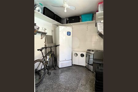 5_photo/94ce03af6d.598c66e7e5047e83-ATLAS-625d57bc-adbe-4add-80ef-d39d7d3f2c8a.jpg de casa à venda com 3 quartos, 230m² em Embaré, Santos