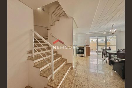 3_photo/94ce03c47b.b8c4f165c1f119ea-ATLAS-a4b9bc5a-442d-4e1a-b539-5b0dcb4ef9bc.jpg de casa de condomínio à venda com 5 quartos, 147m² em Sítio Paecara (Vicente de Carvalho), Guarujá