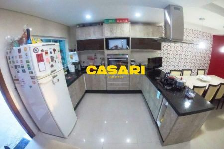 10_photo/94ce13a0b9.470e3b4ecc8ee2ef-ATLAS-b9e74210-0ed1-451e-8e71-b9992087f8ba.jpg de casa à venda com 3 quartos, 250m² em Parque Rio Grande, Santo André