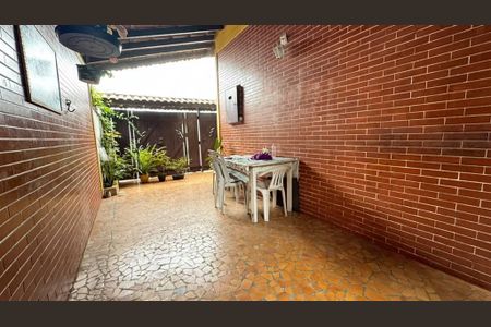 3_photo/94ce1c2cc1.ead381bccf4bf452-ATLAS-715a192e-2a70-4130-b5d1-03780833a572.jpg de casa à venda com 2 quartos, 68m² em Guilhermina, Praia Grande