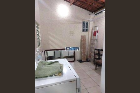 12_photo/94ce1ca62d.0d38d50b15ed540b-ATLAS-86f3a6a4-15ae-4ae2-a4f3-72390f7d6497.jpg de casa à venda com 2 quartos, 85m² em Vila Sao Jorge, São Vicente