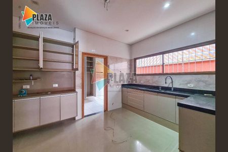 5_photo/94ce1da615.9e8f1c97e4a047f1-ATLAS-74a9b230-e496-4c91-8add-3f0202d779eb.jpg de casa à venda com 3 quartos, 229m² em Canto do Forte, Praia Grande