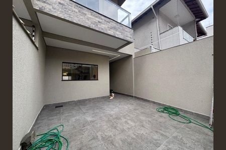 4_photo/94ce1dcc27.b37fb779aadef412-ATLAS-8e86f5ab-5111-49e0-bf54-b1481b4aa018.jpg de casa à venda com 3 quartos, 130m² em Guilhermina, Praia Grande