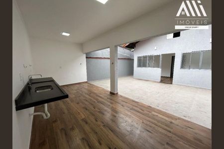 6_photo/94ce1e5fc3.3be18b52e244e7c2-ATLAS-ed0b3d99-e27b-4386-990f-26c7174c8198.jpg de casa à venda com 4 quartos, 190m² em Vila Tupi, Praia Grande