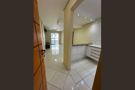 6_photo/94ce1e61f1.f835a2c9d48e7c32-ATLAS-d5e0c72e-8107-4dce-a227-e2ac1b1fbfbe.jpg de apartamento à venda com 2 quartos, 73m² em Vila Tupi, Praia Grande