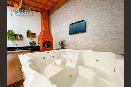 11_photo/94ce1e61fb.9e8f1c97e4a047f1-ATLAS-a17d60e8-3c45-4efc-8885-e00ba144e194.jpg de casa à venda com 3 quartos, 180m² em Vila Tupi, Praia Grande