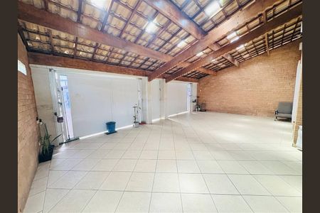 2_photo/94ce1e8a5d.0c545a3b42f8eb96-ATLAS-592090b7-865d-47b0-9c38-5700afd98aa6.jpg de casa à venda com 4 quartos, 210m² em Vila Tupi, Praia Grande