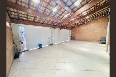 3_photo/94ce1e8a5d.7eabc8b8234370c1-ATLAS-dcae7895-e3ff-496a-8fdf-09880f6f2368.jpg de casa à venda com 4 quartos, 210m² em Vila Tupi, Praia Grande