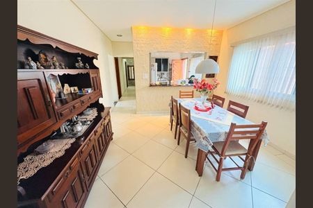 11_photo/94ce1e8a5d.7eabc8b8234370c1-ATLAS-e018e664-8b33-4596-a0ce-0c8ec9e80076.jpg de casa à venda com 4 quartos, 210m² em Vila Tupi, Praia Grande