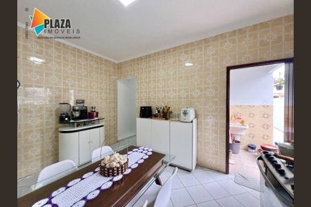 11_photo/94ce1ef7c1.04a823dc9d4d949a-ATLAS-1a01ad48-e71c-401a-b856-eb5622cdc77e.jpg de casa à venda com 4 quartos, 175m² em Vila Tupi, Praia Grande