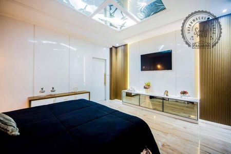 4_photo/94ce1ef807.8a706a3c1c8a5b40-ATLAS-548dc112-73f2-4bf3-972d-d3cc51fed0a6.jpg de casa à venda com 4 quartos, 366m² em Vila Tupi, Praia Grande