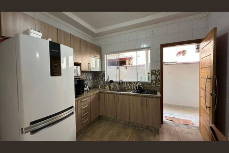 4_photo/94ce1f81b3.2b7ed266e2b18a42-ATLAS-1cf5213d-6be0-4b3f-9f7e-7c36b6862ada.jpg de casa à venda com 3 quartos, 125m² em Maracanã, Praia Grande