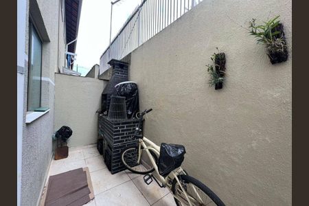 5_photo/94ce1f9c03.81f9d4d34528d849-ATLAS-3332f6c3-e671-408d-a854-a92be3bdad18.jpg de casa de condomínio à venda com 2 quartos, 50m² em Maracanã, Praia Grande