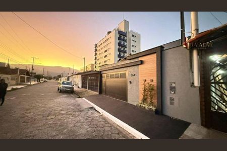 8_photo/94ce20366b.873c8b8e47666640-ATLAS-a3addd0a-04a7-4caf-85fb-2fdf158ee416.jpg de casa à venda com 3 quartos, 80m² em Vilamar, Praia Grande