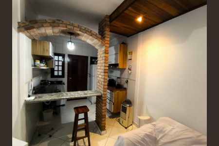 2_photo/94ce2057e9.520a1778c2a10e98-ATLAS-36f2bef0-673b-40e6-bd8b-701817088f03.jpg de casa à venda com 2 quartos, 76m² em Jardim Imperador, Praia Grande