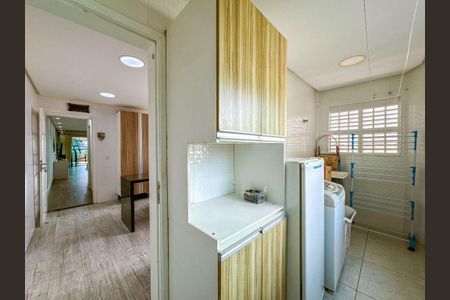 4_photo/94ce21c8f9.db01357aa49deb94-ATLAS-204de215-062d-4b5c-82a0-3e0e6ae5136f.jpg de casa à venda com 3 quartos, 451m² em Jardim Melvi, Praia Grande