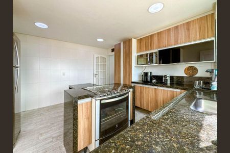 5_photo/94ce21c8f9.db01357aa49deb94-ATLAS-2e2411bc-e35d-44d6-956d-5b48d5f9f646.jpg de casa à venda com 3 quartos, 451m² em Jardim Melvi, Praia Grande