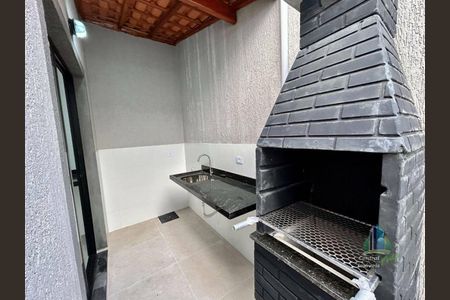 28_photo/94ce21cbf1.babca6c7f82b9010-ATLAS-9d6e8855-dd95-4d34-a4d4-7d2b4285c425.jpg de casa à venda com 2 quartos, 70m² em Jardim Melvi, Praia Grande