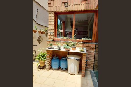 4_photo/94ce537911.0bf895571deddd4a-ATLAS-2267d921-1d4e-4e40-bd2a-ec2aea11f954.jpg de casa à venda com 3 quartos, 205m² em Campo Limpo, São Paulo