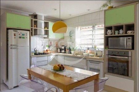 14_photo/94ce537ee1.04c16ff0d284adb7-ATLAS-794f8023-9bcc-470b-9396-262aedf2b4b3.jpg de casa à venda com 3 quartos, 250m² em Pirajussara, Taboão da Serra