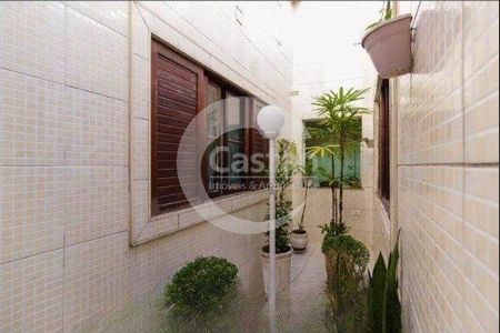 32_photo/94ce537ee1.04c16ff0d284adb7-ATLAS-cea35a44-e767-45b9-8b37-157555925b5a.jpg de casa à venda com 3 quartos, 250m² em Pirajussara, Taboão da Serra