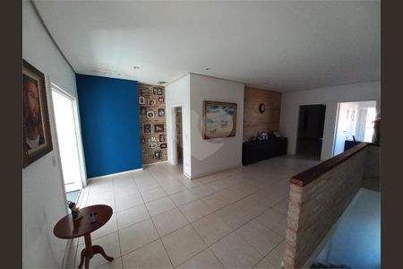 6_photo/94ce543bbb.4bd2615f33144f40-ATLAS-14b51c16-e0c3-4693-8e0e-94c596b22035.jpg de casa à venda com 5 quartos, 288m² em Parque Assuncao, Taboão da Serra