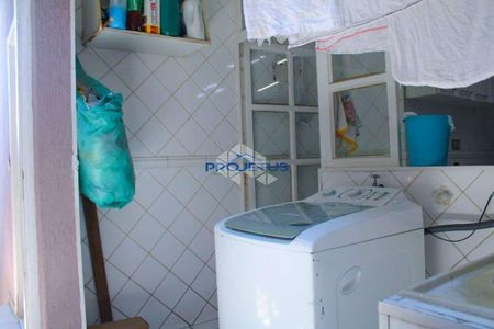 6_photo/94ce545d63.0abb473e952761da-ATLAS-1e7b7f3e-3887-4450-819b-b9cc3ef2ea7b.jpg de casa à venda com 4 quartos, 212m² em Parque Industrial das Oliveiras, Taboão da Serra