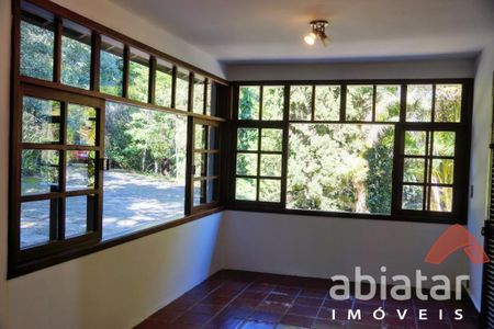 12_photo/94ce54d8e3.61df383ebc62b81a-ATLAS-ce84e1a7-a332-4860-8cbd-76885f4ee3ee.jpg de casa à venda com 4 quartos, 2500m² em Jardim Novo Embu, Embu das Artes