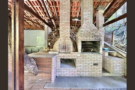 48_photo/94ce54d919.c004be0b05d3a304-ATLAS-a32e17e1-8e92-4e5d-b90b-aefd07b5e637.jpg de casa à venda com 3 quartos, 485m² em Gramado, Embu das Artes