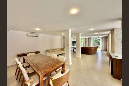 4_photo/94ce5552c3.cc80a849dbb3670d-ATLAS-110bad6b-d462-4d4b-a509-302ca35b9635.jpg de casa de condomínio à venda com 3 quartos, 574m² em Jardim Helena, Carapicuíba