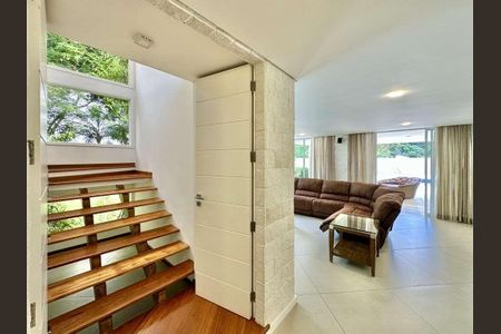 6_photo/94ce5552c3.cc80a849dbb3670d-ATLAS-19f14cda-24c7-402f-955f-d9c95e131f58.jpg de casa de condomínio à venda com 3 quartos, 574m² em Jardim Helena, Carapicuíba