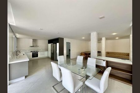 10_photo/94ce5552c3.cc80a849dbb3670d-ATLAS-c5f9a5e7-beb9-49df-be60-acd0262bd24e.jpg de casa de condomínio à venda com 3 quartos, 574m² em Jardim Helena, Carapicuíba